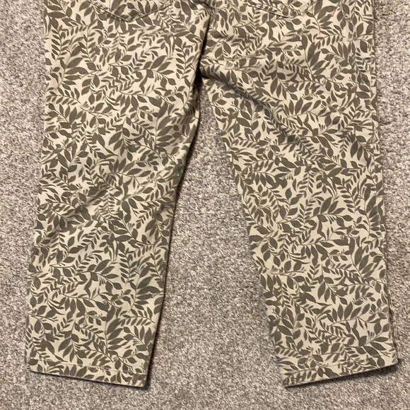 NWOT Christopher & Banks neutral leaf patterned denim capris 4P - Picture 15 of 15